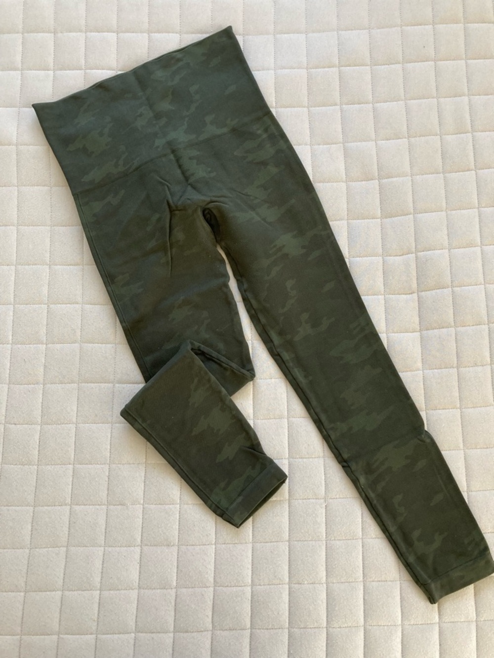 SPANX Women’s Olive Green Camo Leggings - Size M
